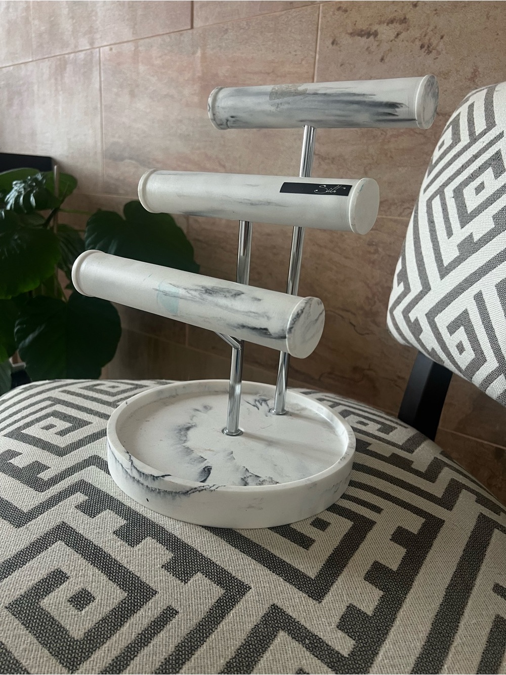 Marble-Effect Jewelry T-Bar Display Stand - White and Gray